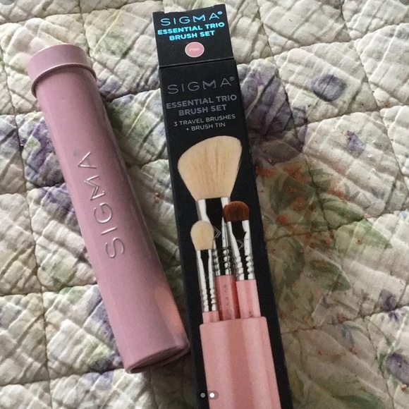 Sigma face and eye brush trio set authentic and new in box - Picture 2 of 2